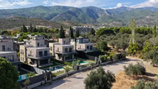 Güre’de, Kazdağları’nın temiz havası ve sakin atmosferiyle çevrili, kendine ait yaşam alanı sunan özel bir villa. - Görsel 1