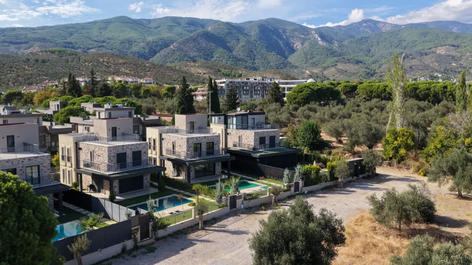 Güre’de, Kazdağları’nın temiz havası ve sakin atmosferiyle çevrili, kendine ait yaşam alanı sunan özel bir villa. - Görsel 1